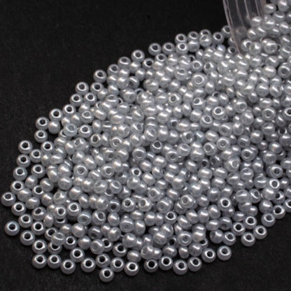 10/0 17708 Preciosa Perline di vetro ceche Rocaille 2.3mm. Alabastro tinto effetto metallico argento.