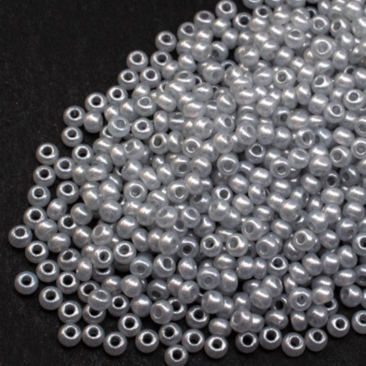 10/0 17708 Preciosa Perline di vetro ceche Rocaille 2.3mm. Alabastro tinto effetto metallico argento.