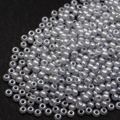 10/0 17708 Preciosa Perline di vetro ceche Rocaille 2.3mm. Alabastro tinto effetto metallico argento.