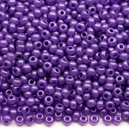 10/0 17728 Perline di vetro ceco Preciosa Rocaille 2,3 mm. Violetto metallico alabastro - colorazione terra.