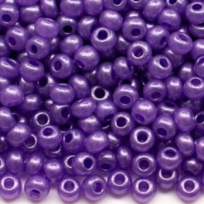 10/0 17728 Perline di vetro ceco Preciosa Rocaille 2,3 mm. Violetto metallico alabastro - colorazione terra.