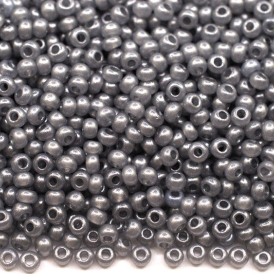 10/0 17742 Preciosa Perles de Rocaille en verre tchèque 2.3mm. Albâtre teinté gris métallisé.