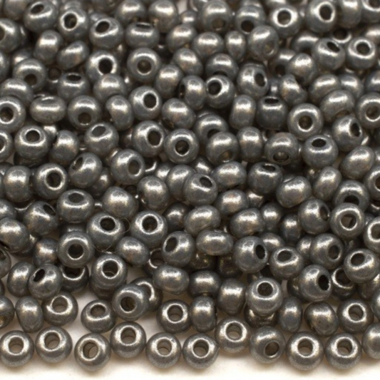 10/0 17749 Preciosa tšekkiläiset lasisiemenhelmet rokaanihelmet 2,3 mm. Musta metallinen alabasteri - maavärjätty.