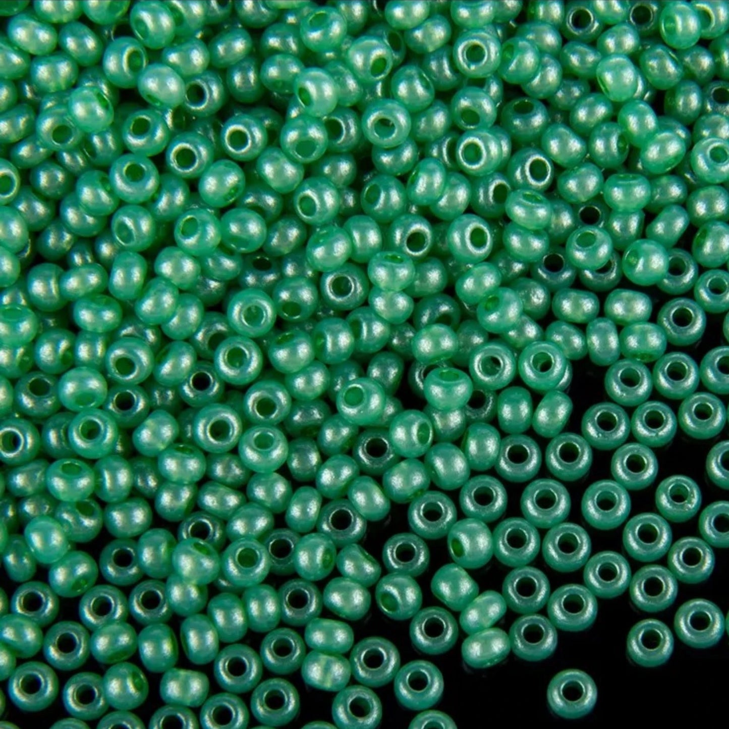 10/0 17756 Preciosa Perline di Vetro Ceco Rocaille 2,3 mm. Verde Metallico Alabastro - Terra Tinto.
