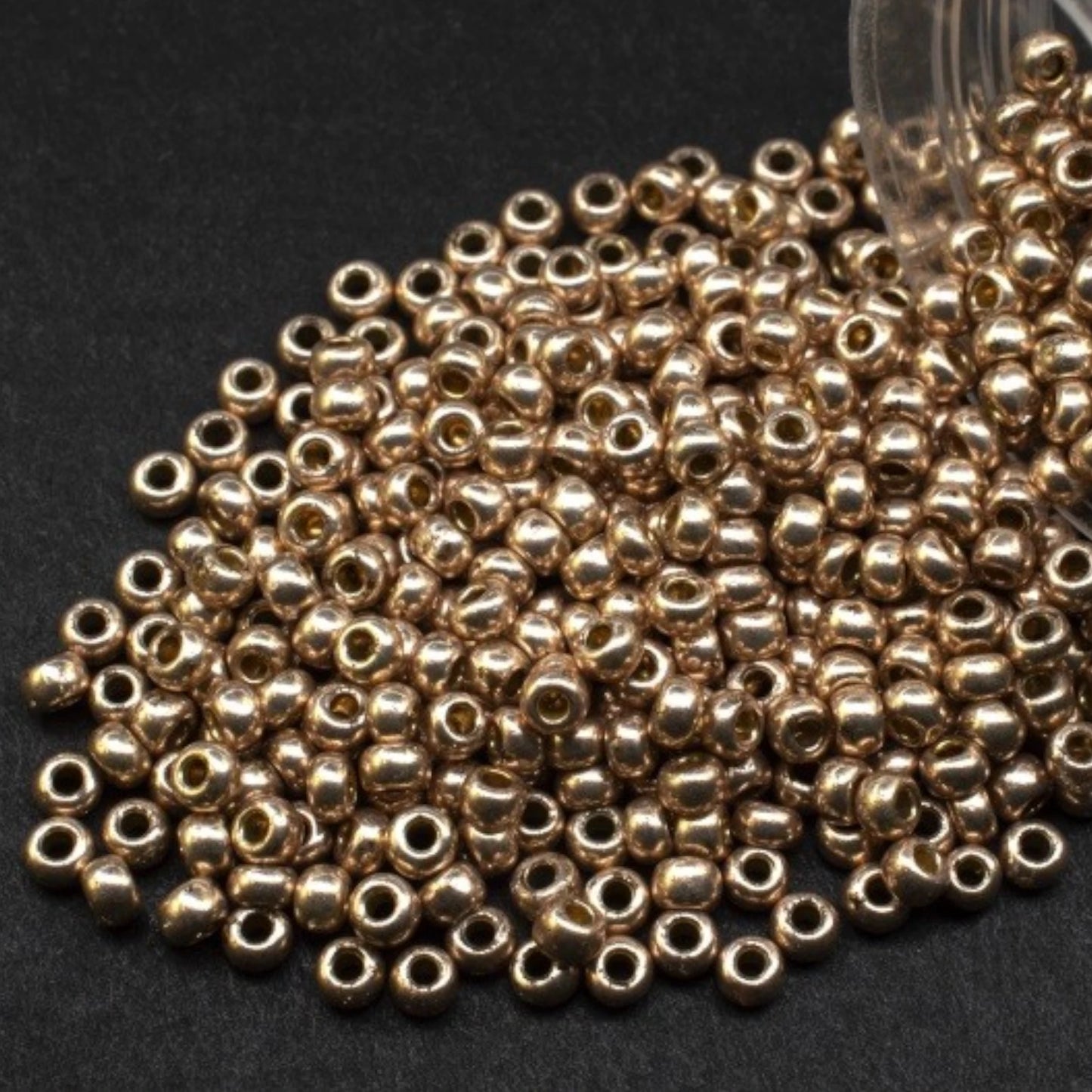 18113 Perles de rocailles tchèques PRECIOSA rondes 10/0 Or métallisé. Métallique - Solgel.