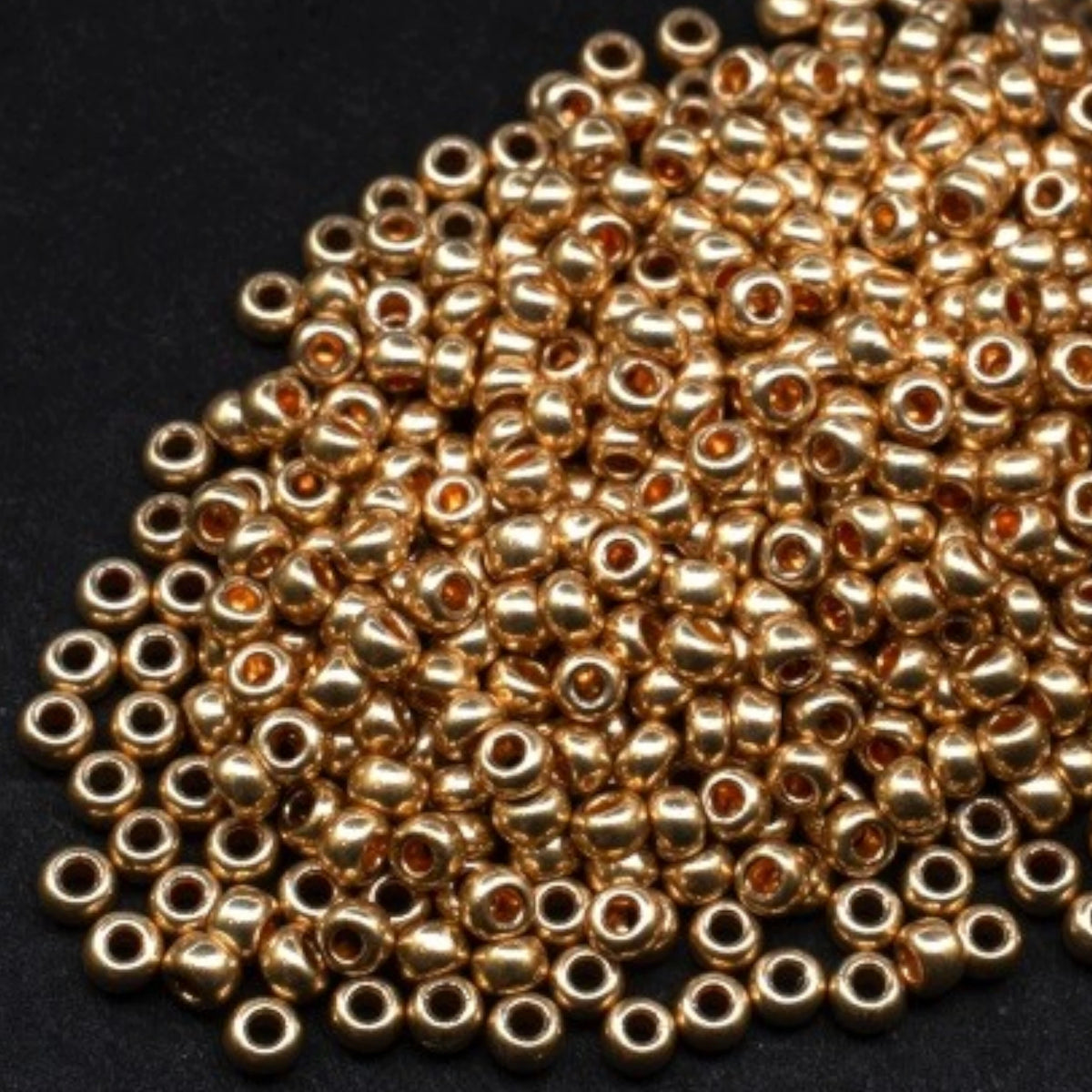 10/0 18184 Preciosa Perles de Rocaille en verre tchèque 2.3mm. Doré métallisé - Solgel.