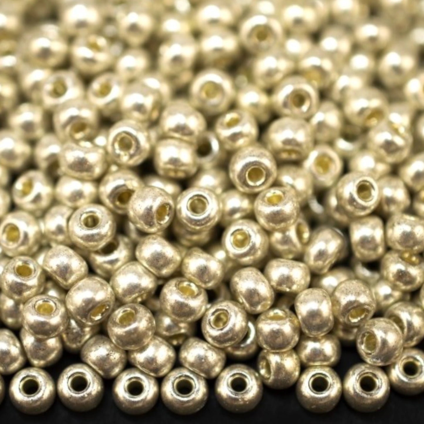 6/0 18302 Preciosa čehu stikla Pērlītes Rokaja 4.1mm. Sudraba - metāliska.