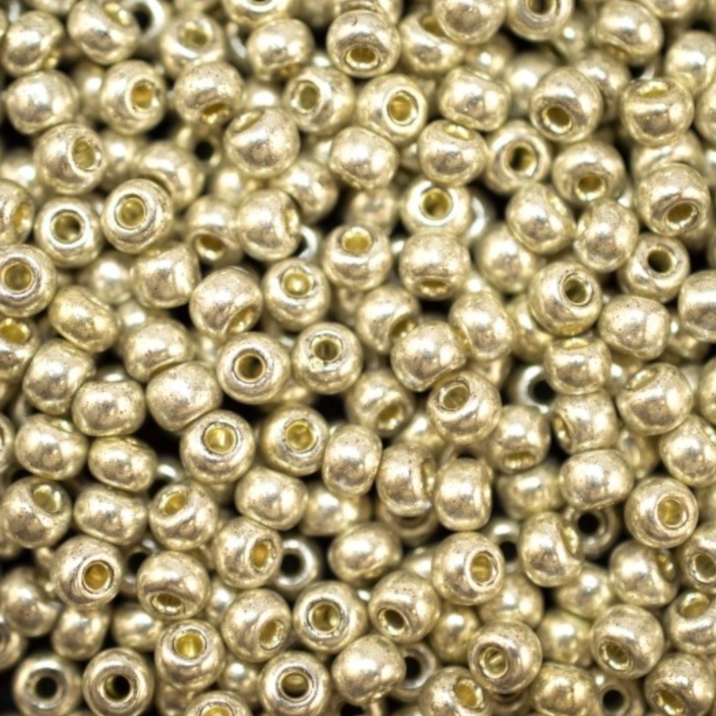 6/0 18302 Preciosa čehu stikla Pērlītes Rokaja 4.1mm. Sudraba - metāliska.