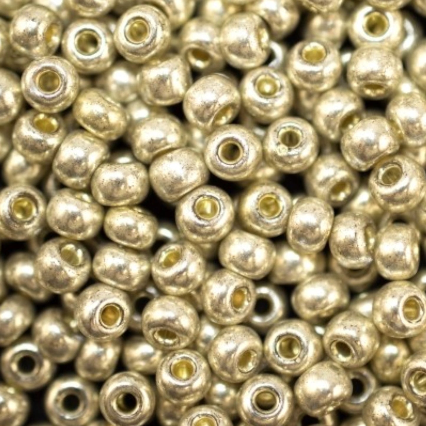 6/0 18302 Preciosa čehu stikla Pērlītes Rokaja 4.1mm. Sudraba - metāliska.