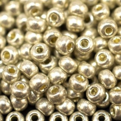 6/0 18302 Preciosa čehu stikla Pērlītes Rokaja 4.1mm. Sudraba - metāliska.