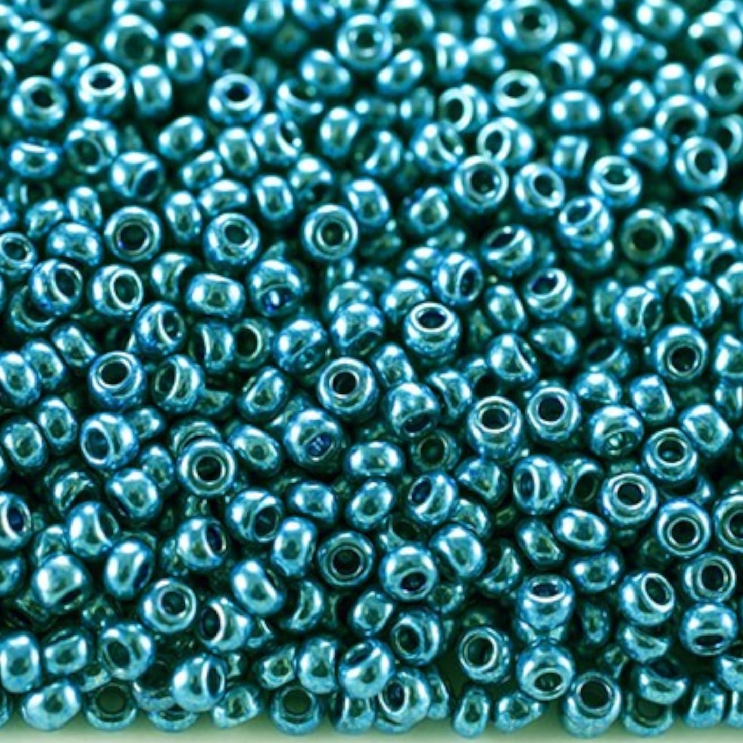 6/0 18365 Preciosa tschechische Glas Perlen Rocailles 4.1mm. Blau Grün Metallic.
