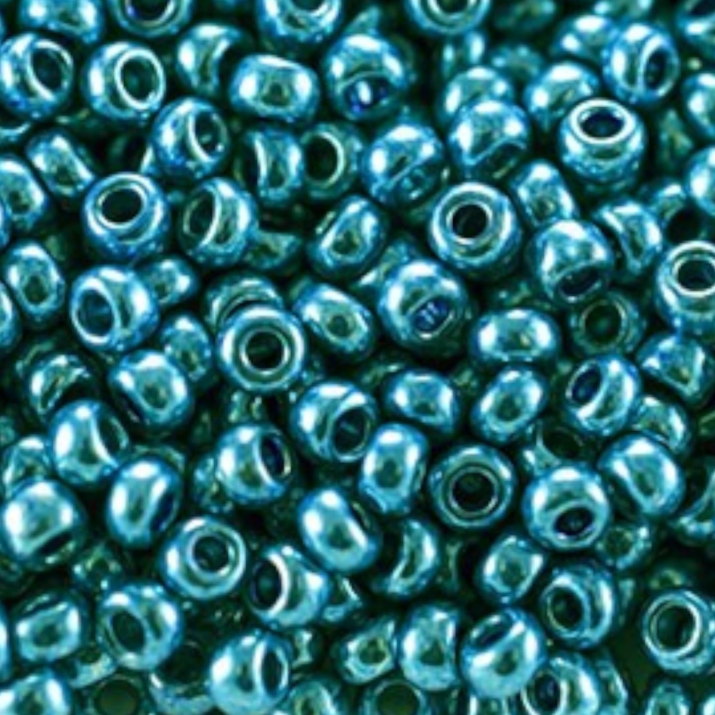 6/0 18365 Preciosa tschechische Glas Perlen Rocailles 4.1mm. Blau Grün Metallic.