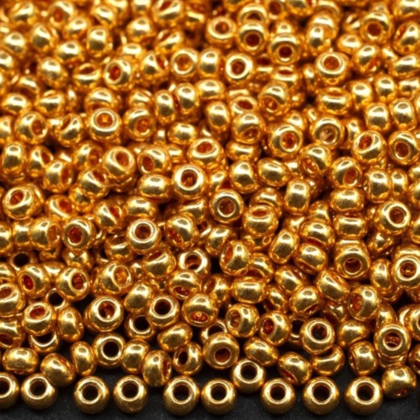 6/0 18389 Preciosa Чехски стъклени Малки Мъниста Рокайли 4.1mm. Златисто оранжев - Металик.
