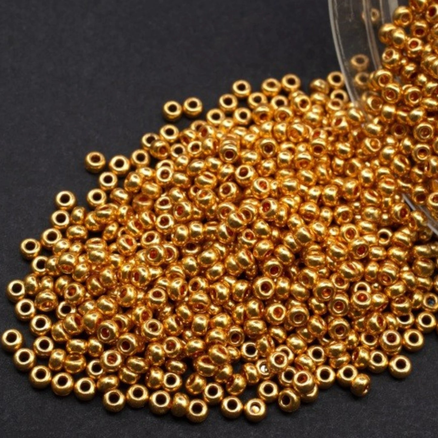 6/0 18389 Preciosa Чехски стъклени Малки Мъниста Рокайли 4.1mm. Златисто оранжев - Металик.