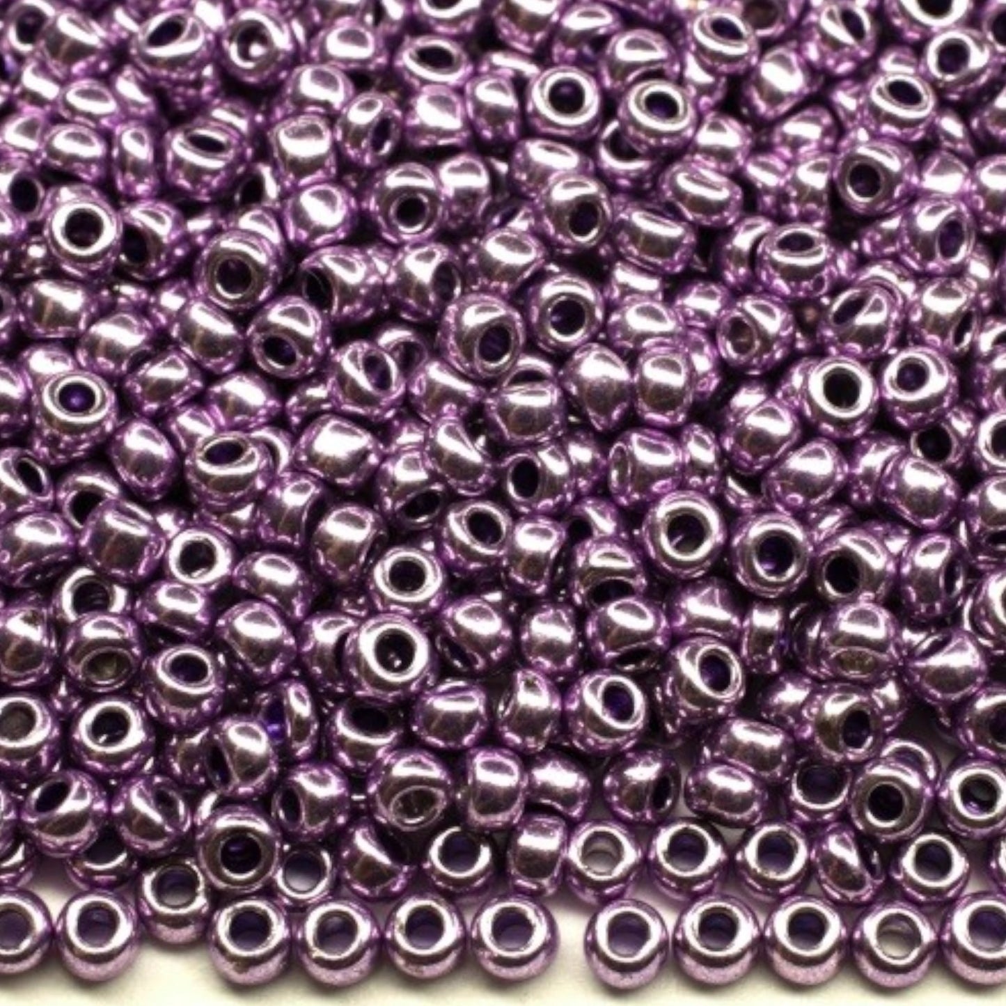 6/0 18528 Preciosa Чехски стъклени Малки Мъниста Рокайли 4.1mm. Виолетово металик.