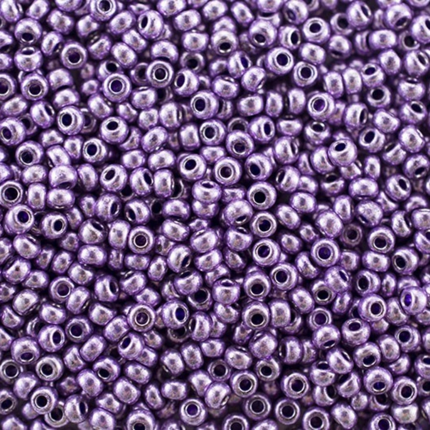 10/0 18528 Preciosa tschechische Glasperlen Rocailles 2,3 mm. Violett Metallic – Terra gefärbt.