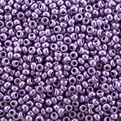 10/0 18528 Preciosa tschechische Glasperlen Rocailles 2,3 mm. Violett Metallic – Terra gefärbt.