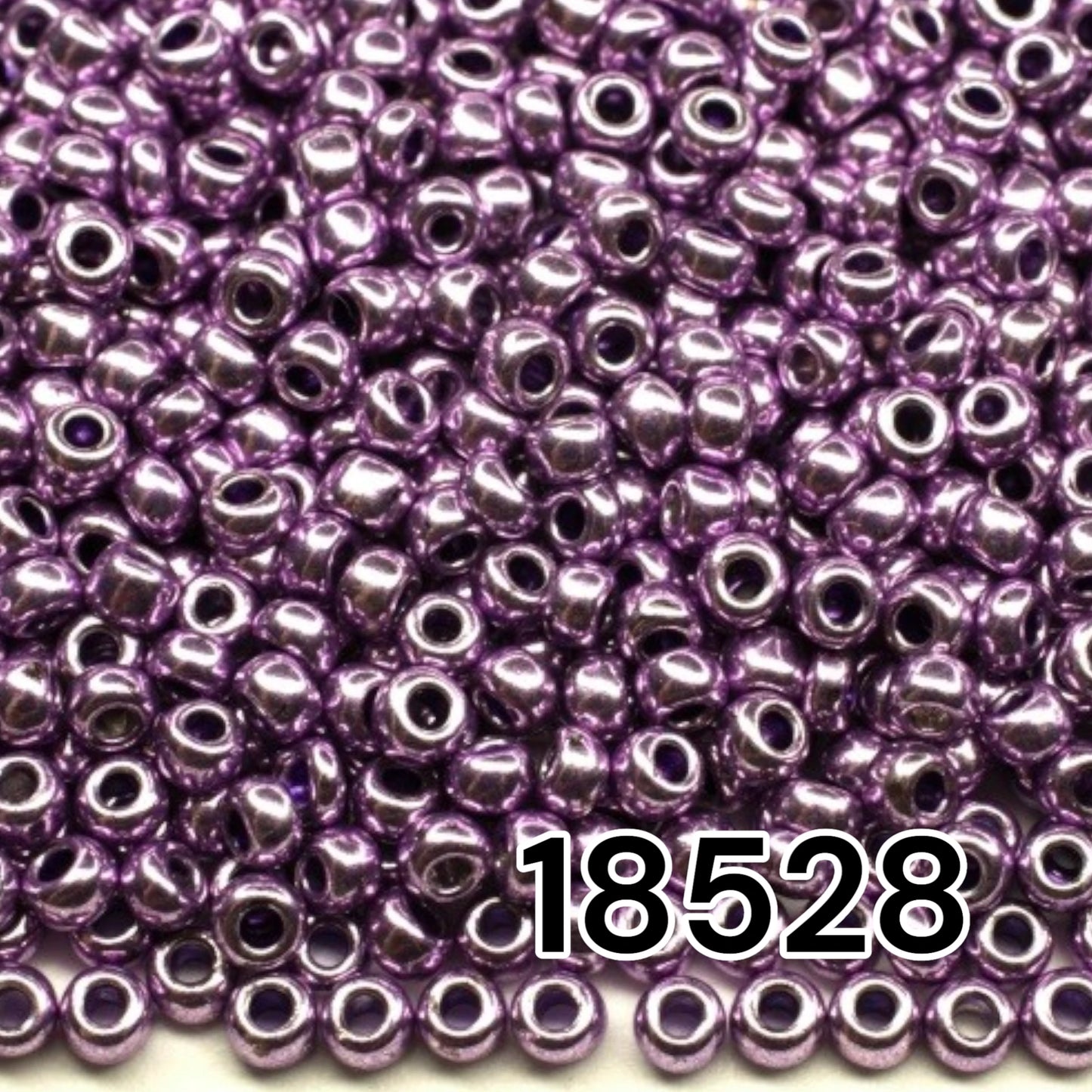 6/0 18528 Preciosa Чехски стъклени Малки Мъниста Рокайли 4.1mm. Виолетово металик.