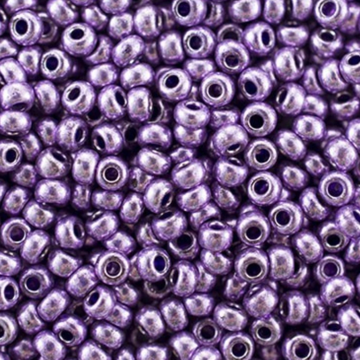 10/0 18528 Preciosa tschechische Glasperlen Rocailles 2,3 mm. Violett Metallic – Terra gefärbt.