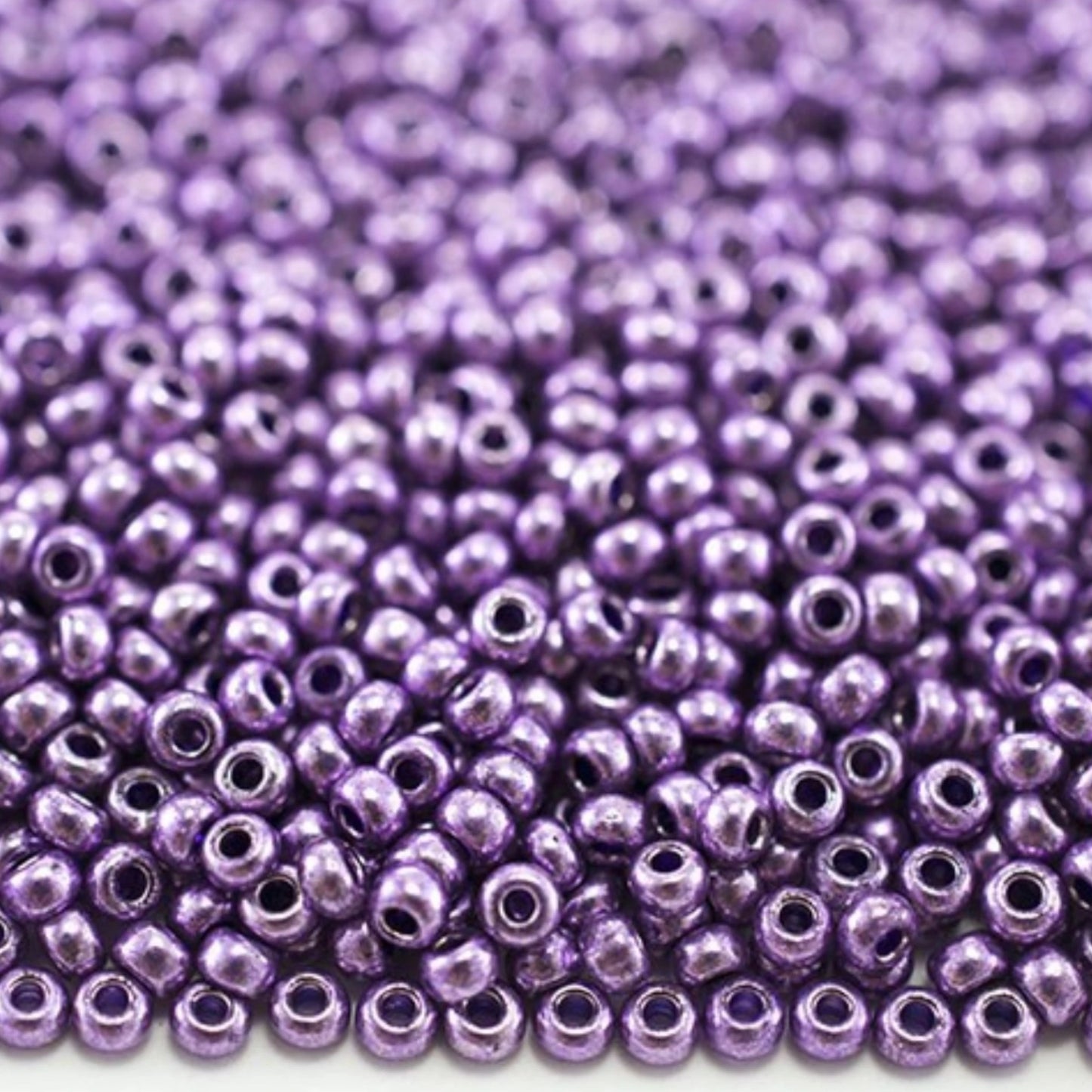 10/0 18528 Preciosa tschechische Glasperlen Rocailles 2,3 mm. Violett Metallic – Terra gefärbt.