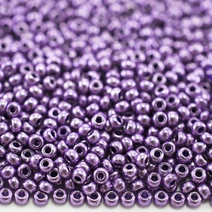 10/0 18528 Preciosa tschechische Glasperlen Rocailles 2,3 mm. Violett Metallic – Terra gefärbt.