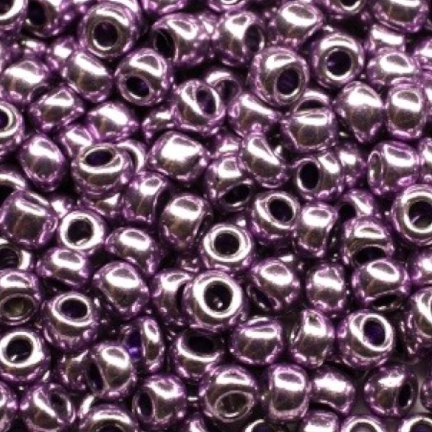 6/0 18528 Preciosa Чехски стъклени Малки Мъниста Рокайли 4.1mm. Виолетово металик.