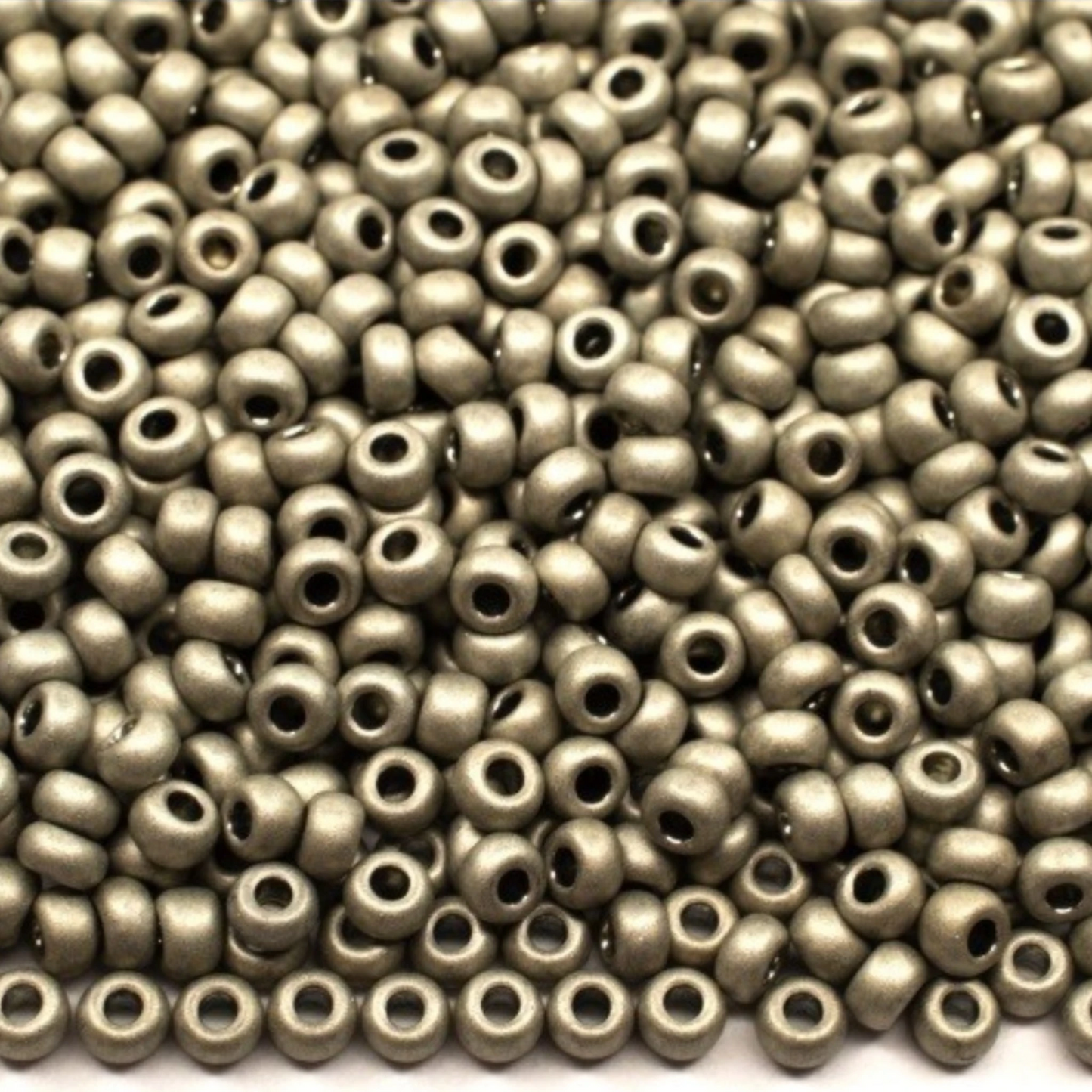 Perles de Rocaille en verre tchèque Preciosa 10/0 18542 mat, 2,3 mm. Gris métallique - Teint Terre.