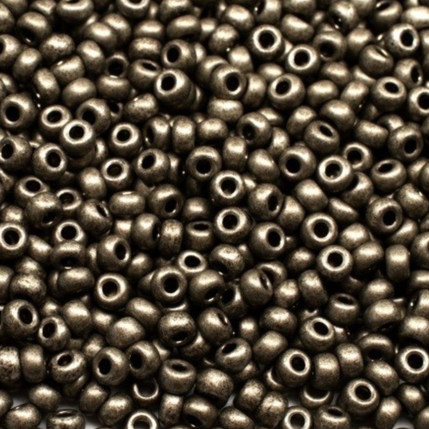 10/0 18549 matte Preciosa böhmische Glasperlen Rocailles 2,3 mm. Grau Metallic - Terra gefärbt.
