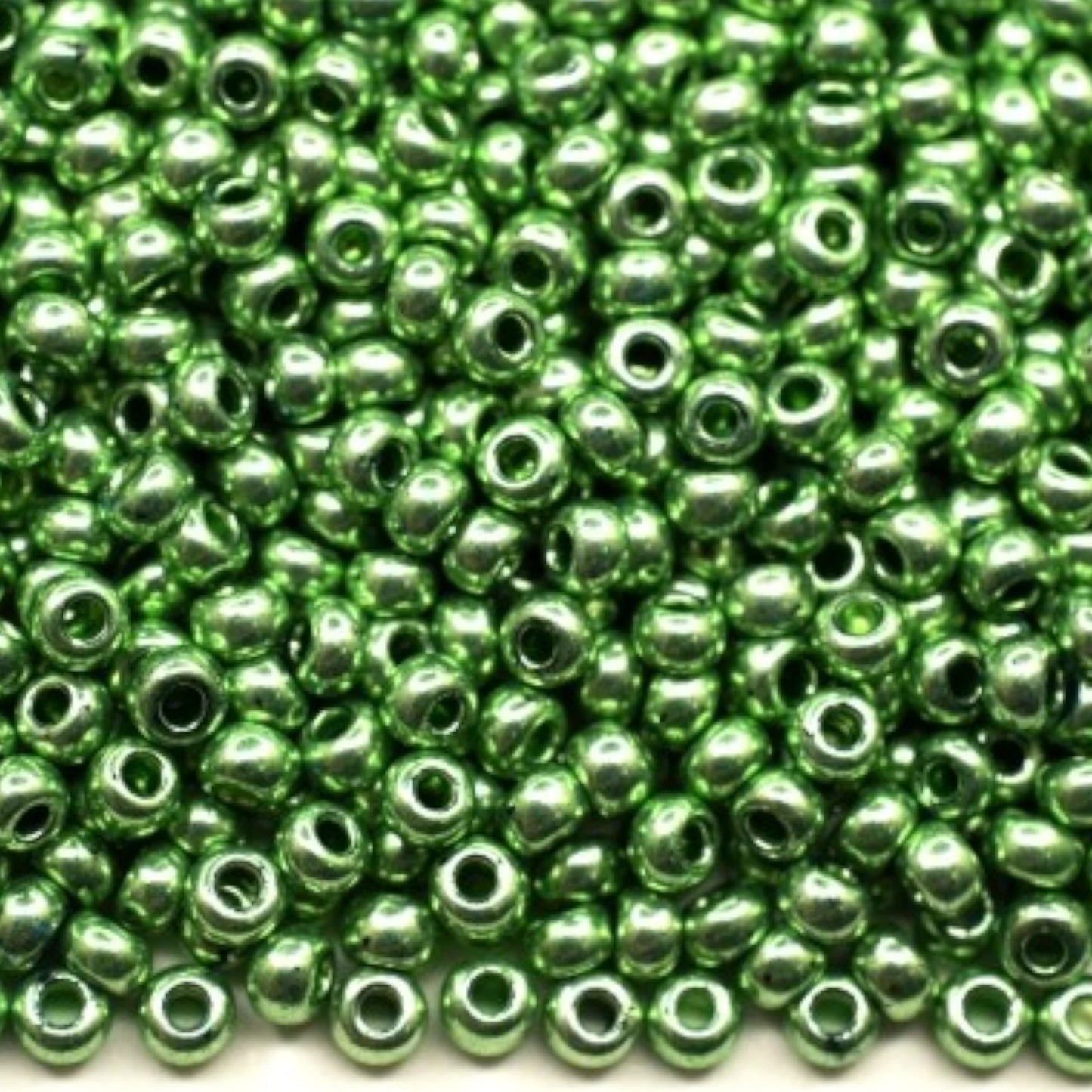 6/0 18556 Preciosa Czech Glass Perler Rocailles 4.1mm. Grøn Metallic.