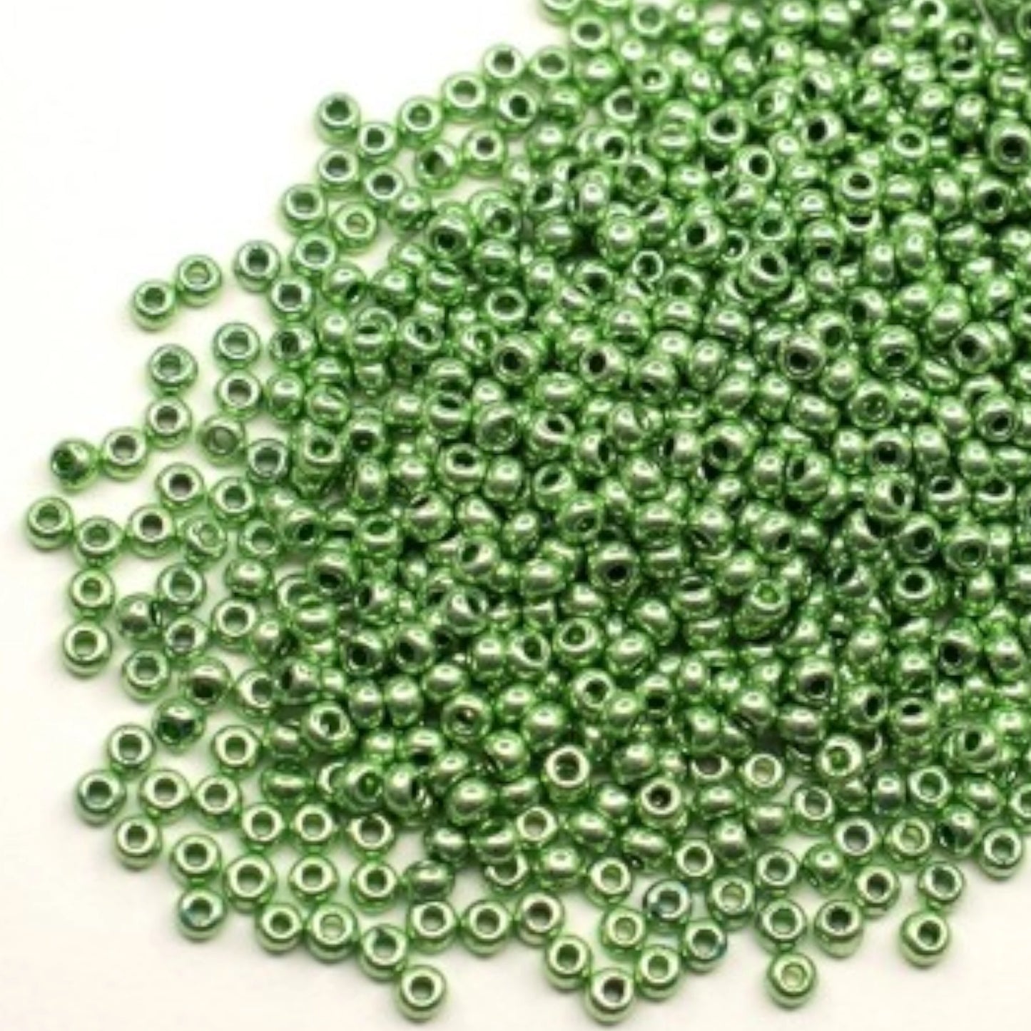6/0 18556 Preciosa Czech Glass Perler Rocailles 4.1mm. Grøn Metallic.