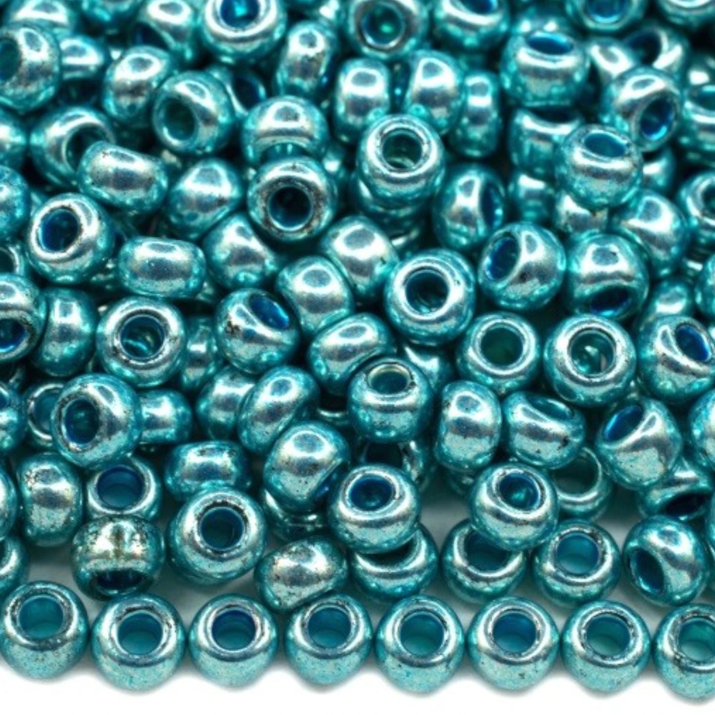 6/0 18565 Preciosa čehu stikla Pērlītes Rokaja 4.1mm. Zili zaļš metāliskais.