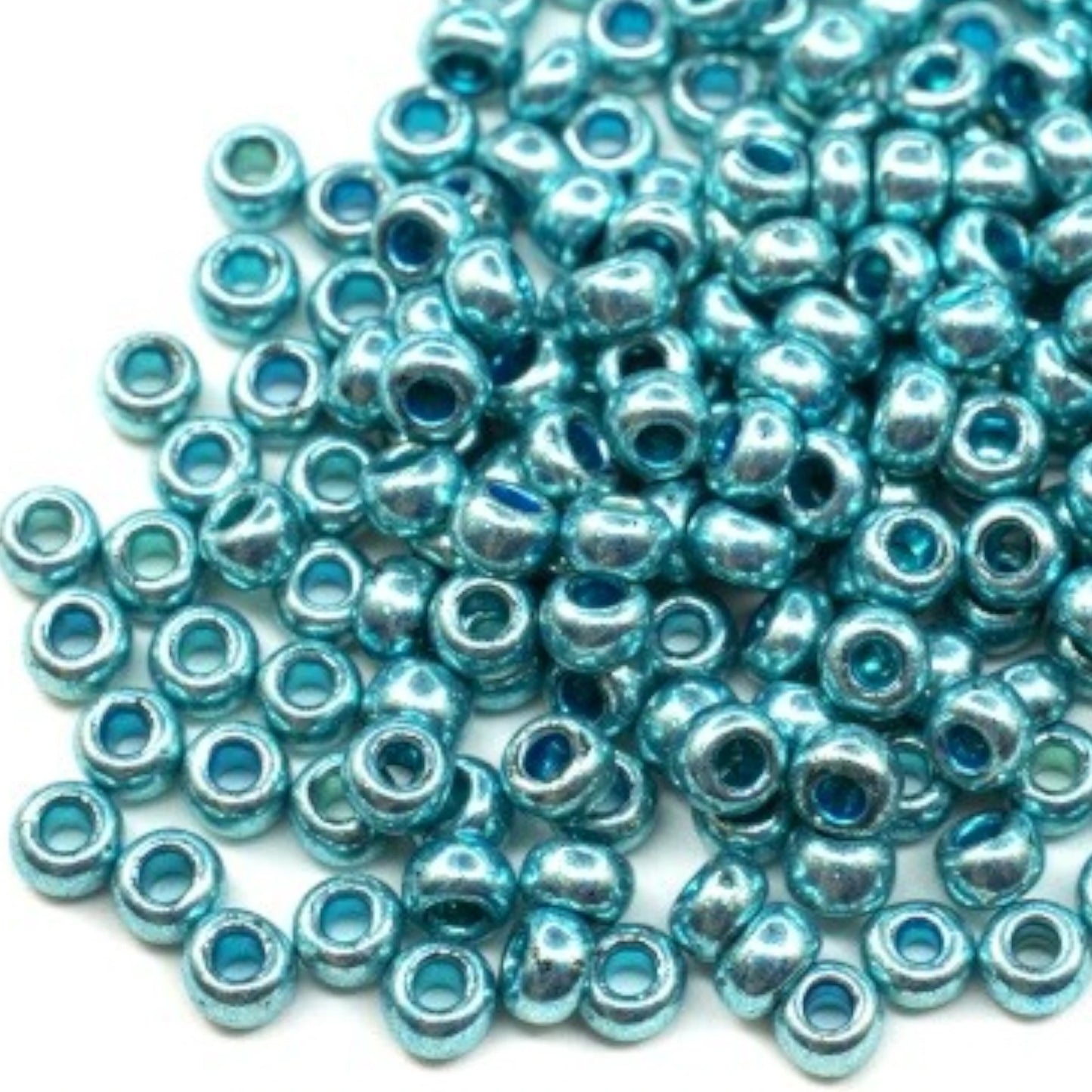 6/0 18565 Preciosa čehu stikla Pērlītes Rokaja 4.1mm. Zili zaļš metāliskais.