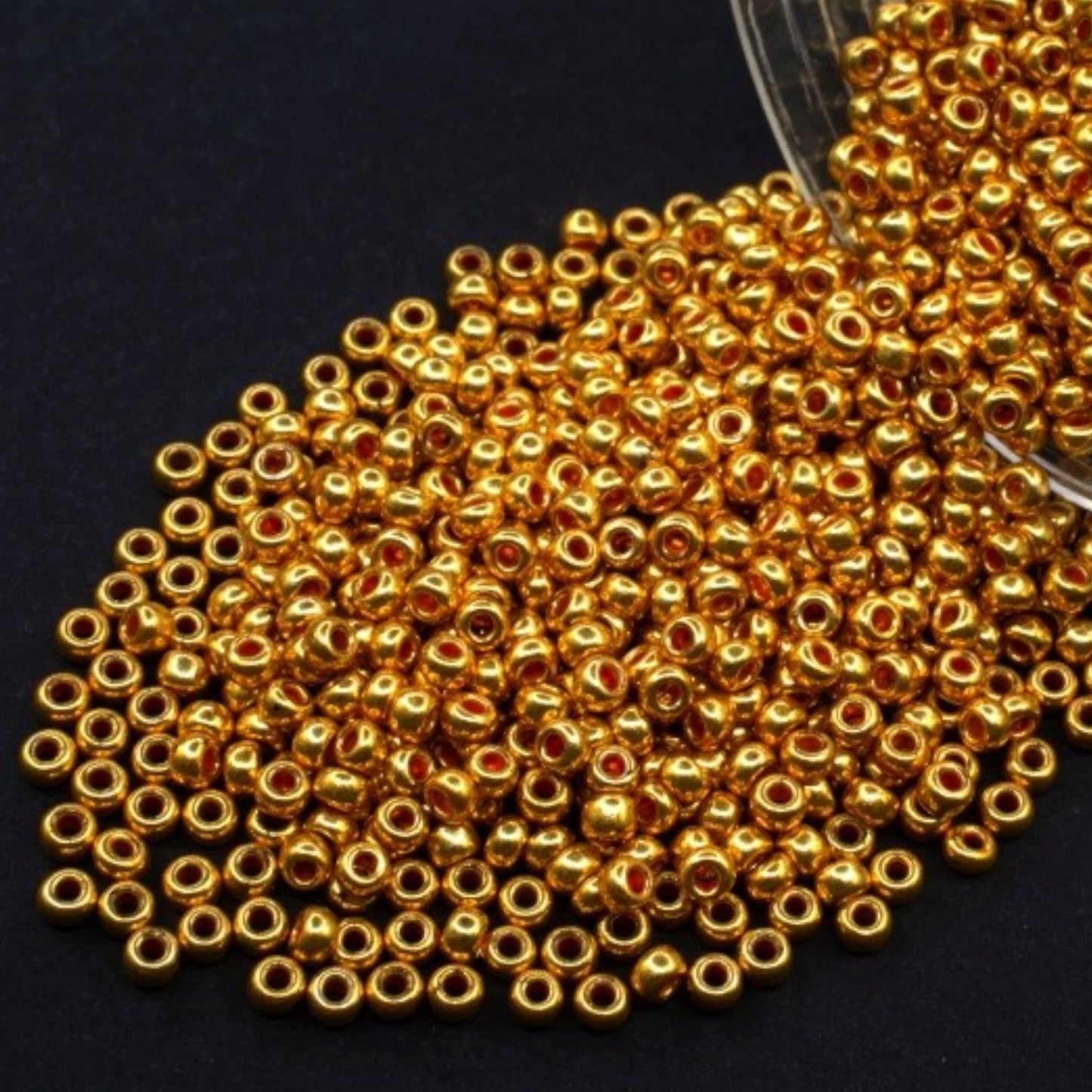 6/0 18581 Preciosa чешко стъкло Малки Мъниста Рокайли 4.1mm. Оранжево Златист Металик.