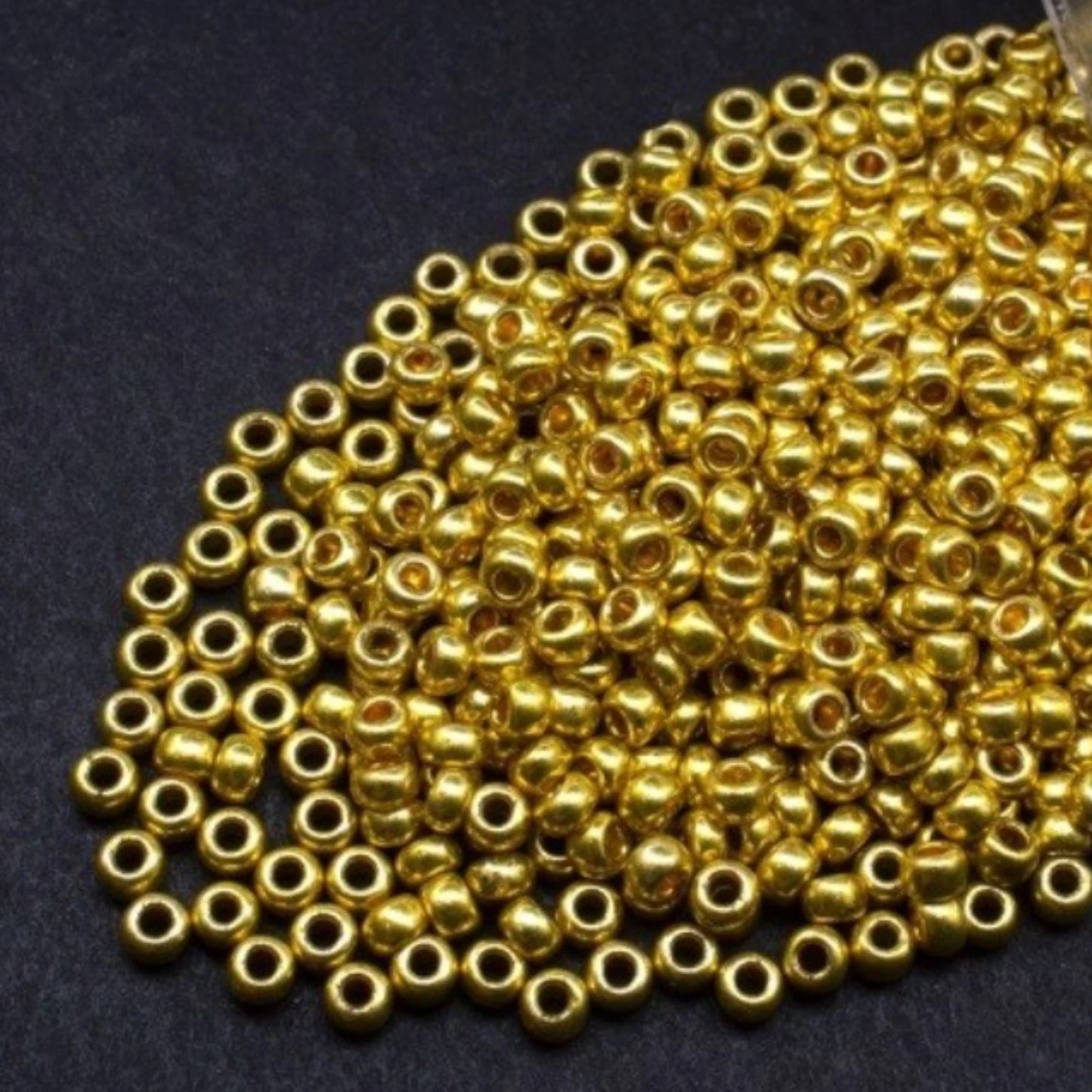 10/0 18586 Perline di vetro ceco Preciosa Rocaille 2,3 mm. Oro metallico - Terra tinto.