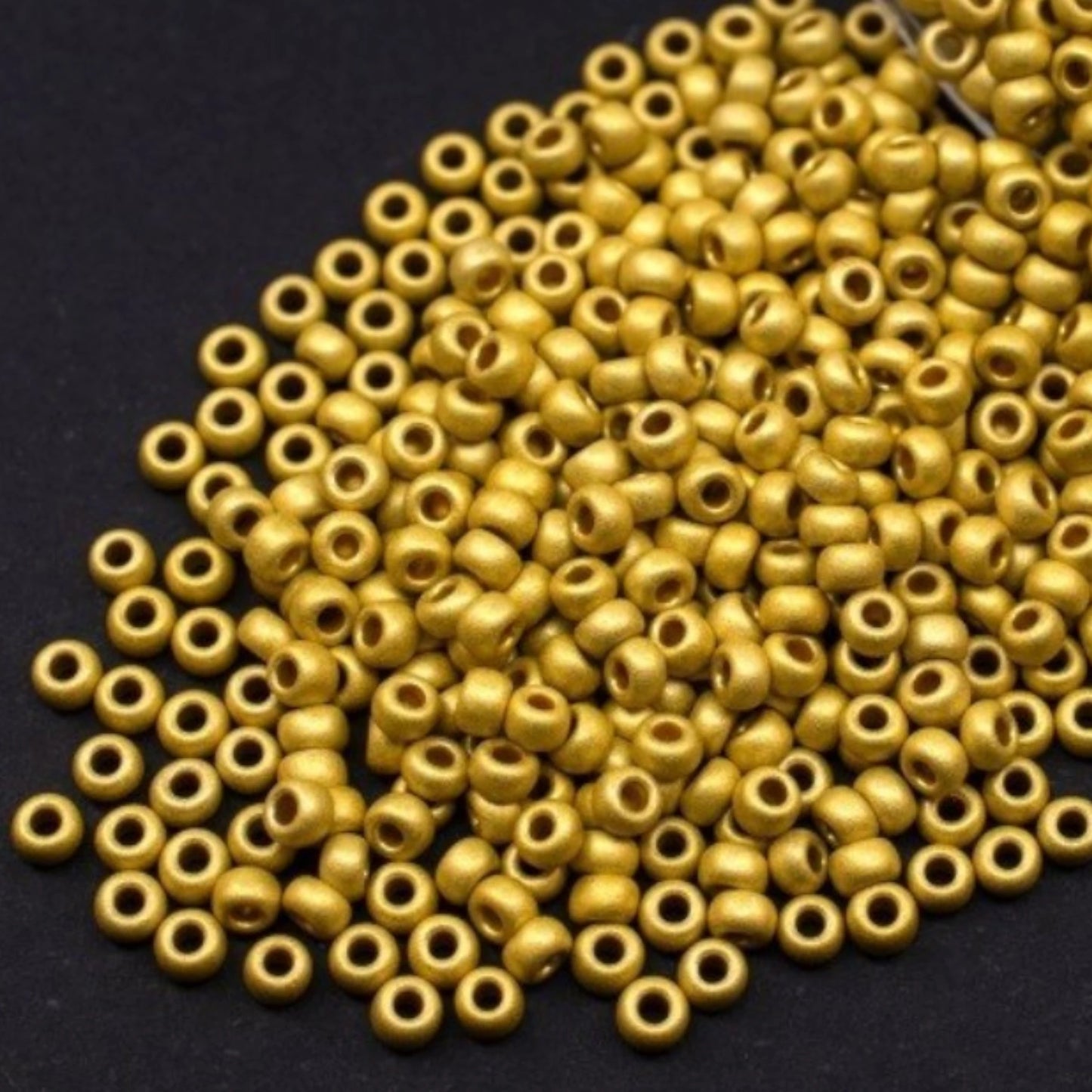 10/0 18586 matte Preciosa böhmische Glasperlen Rocailles 2,3 mm. Gold Metallic – Terra gefärbt.