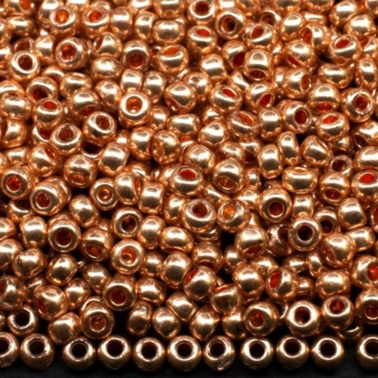 10/0 18589 Preciosa tschechische Glasperlen Rocailles 2,3 mm. Pink Gold Metallic – Terra gefärbt.