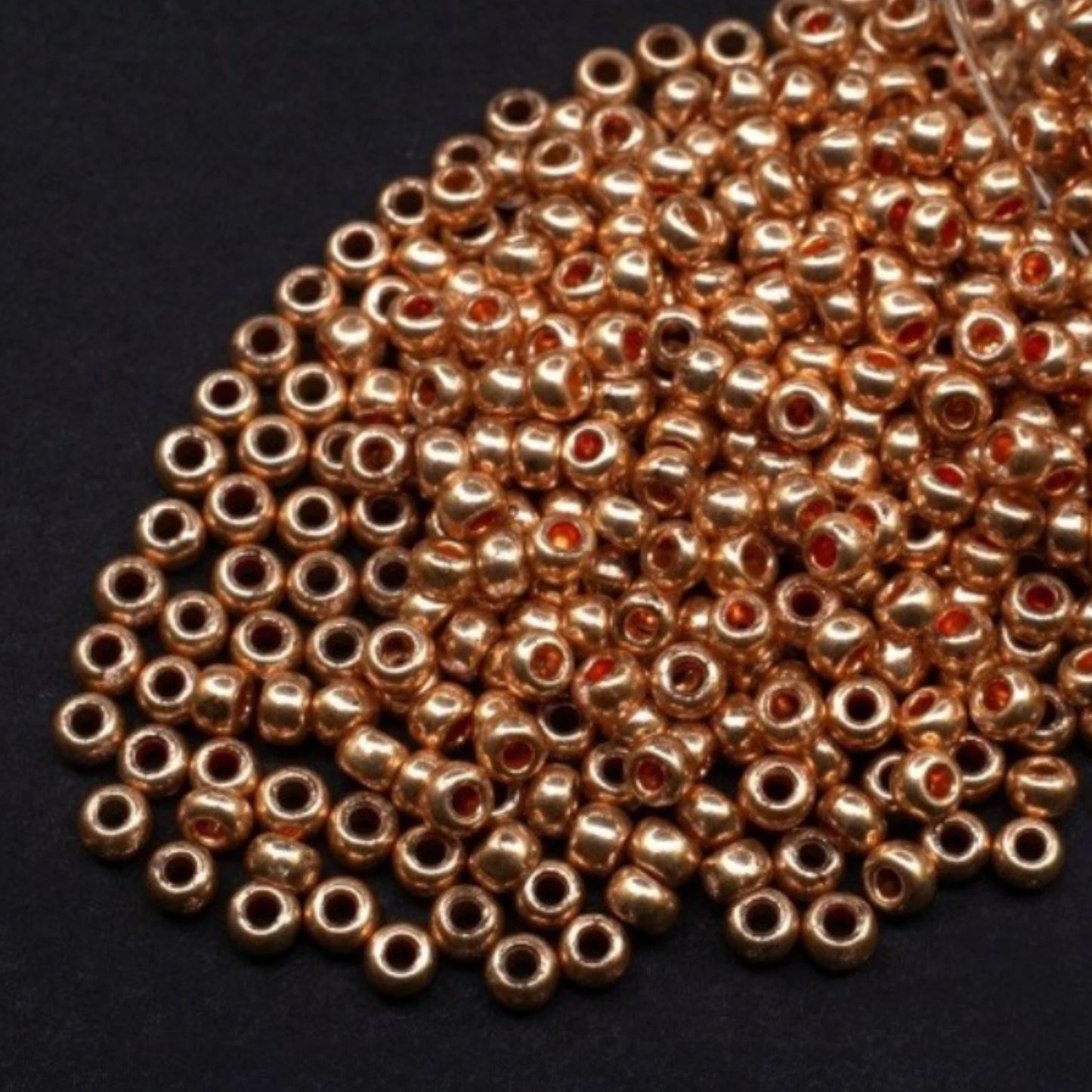 10/0 18589 Preciosa tschechische Glasperlen Rocailles 2,3 mm. Pink Gold Metallic – Terra gefärbt.