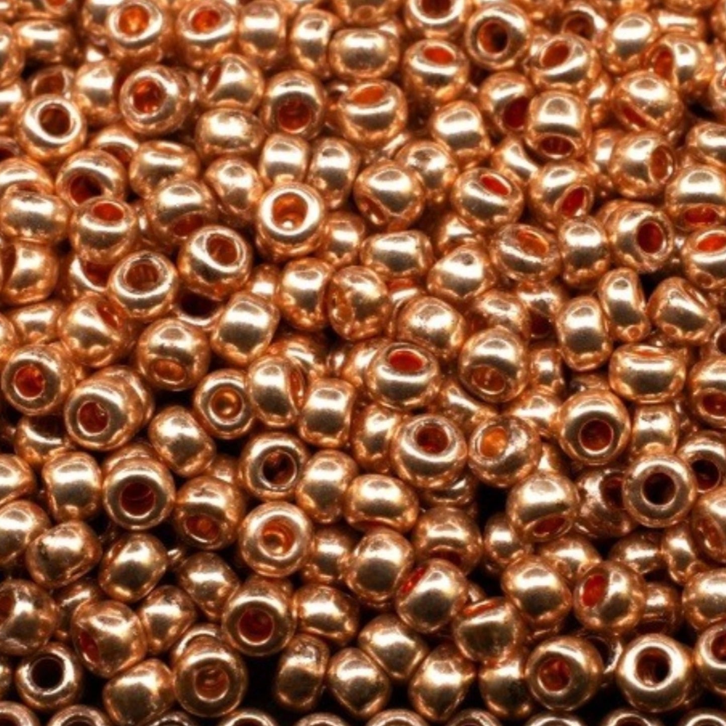 10/0 18589 Preciosa tschechische Glasperlen Rocailles 2,3 mm. Pink Gold Metallic – Terra gefärbt.