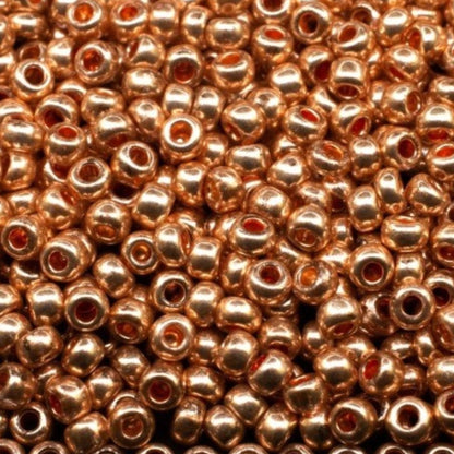 10/0 18589 Preciosa tschechische Glasperlen Rocailles 2,3 mm. Pink Gold Metallic – Terra gefärbt.