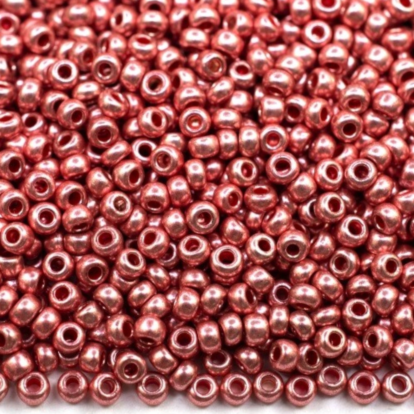 6/0 18598 Preciosa čehu stikla Pērlītes Rokaja 4.1mm. Sarkani rozā metāliskas.