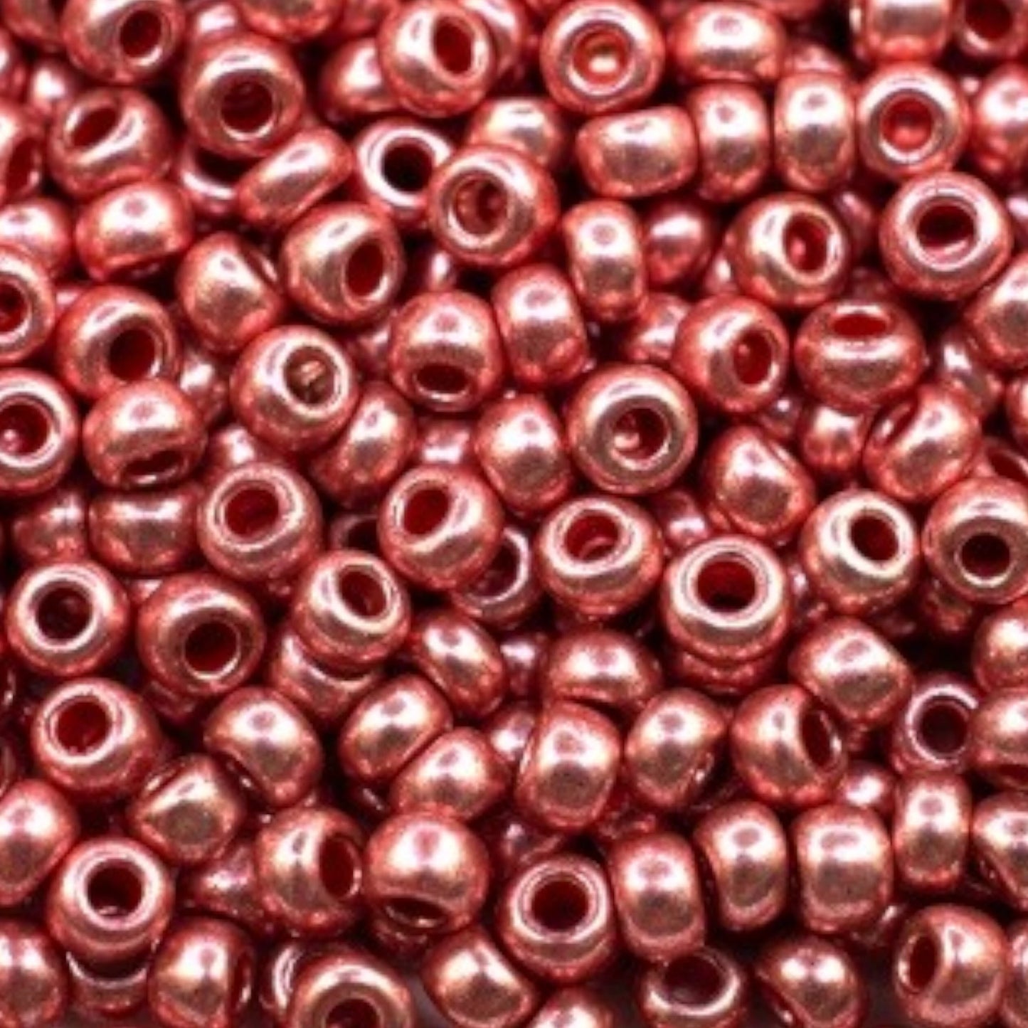 6/0 18598 Preciosa čehu stikla Pērlītes Rokaja 4.1mm. Sarkani rozā metāliskas.