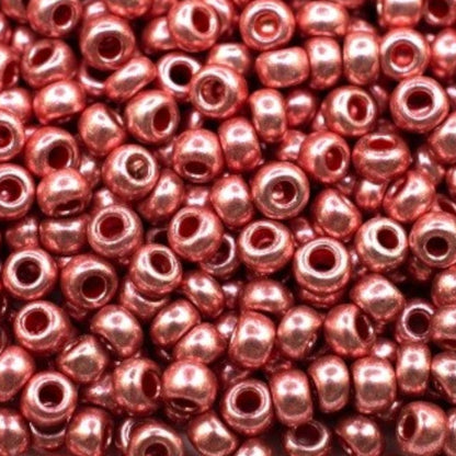 6/0 18598 Preciosa čehu stikla Pērlītes Rokaja 4.1mm. Sarkani rozā metāliskas.