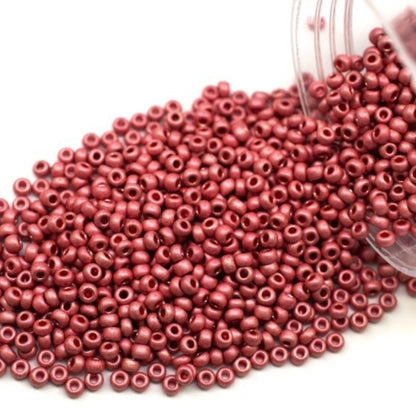 10/0 18598 matiniai Preciosa čekų stiklo karoliukai rokajaus 2,3 mm. Raudoni metaliniai – Terra dažyti.