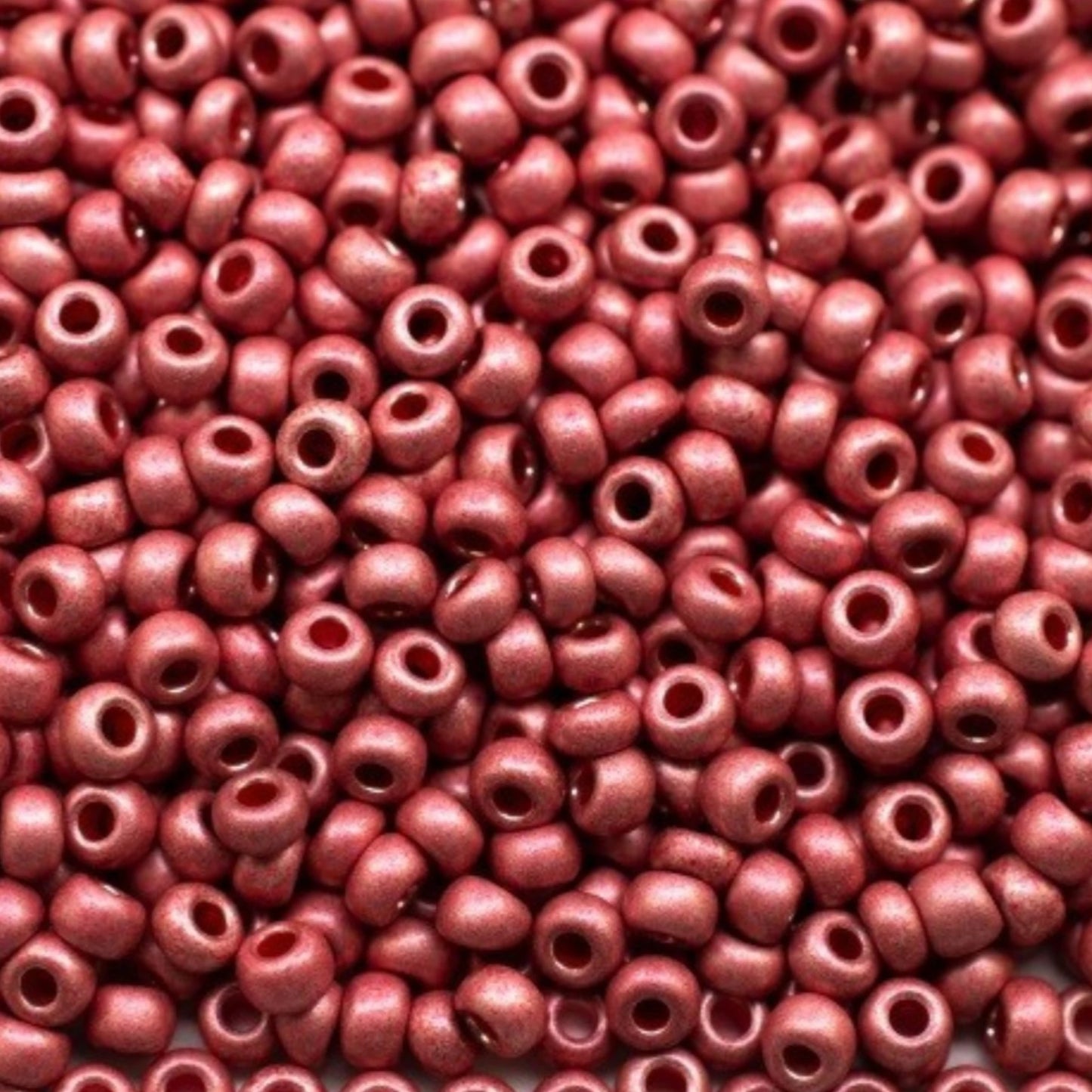 10/0 18598 matiniai Preciosa čekų stiklo karoliukai rokajaus 2,3 mm. Raudoni metaliniai – Terra dažyti.
