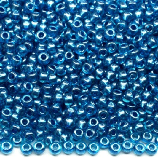 10/0 18936 Preciosa tjekkiske glasperler Rocailles 2.3mm. Blå metallisk farvet krystal.