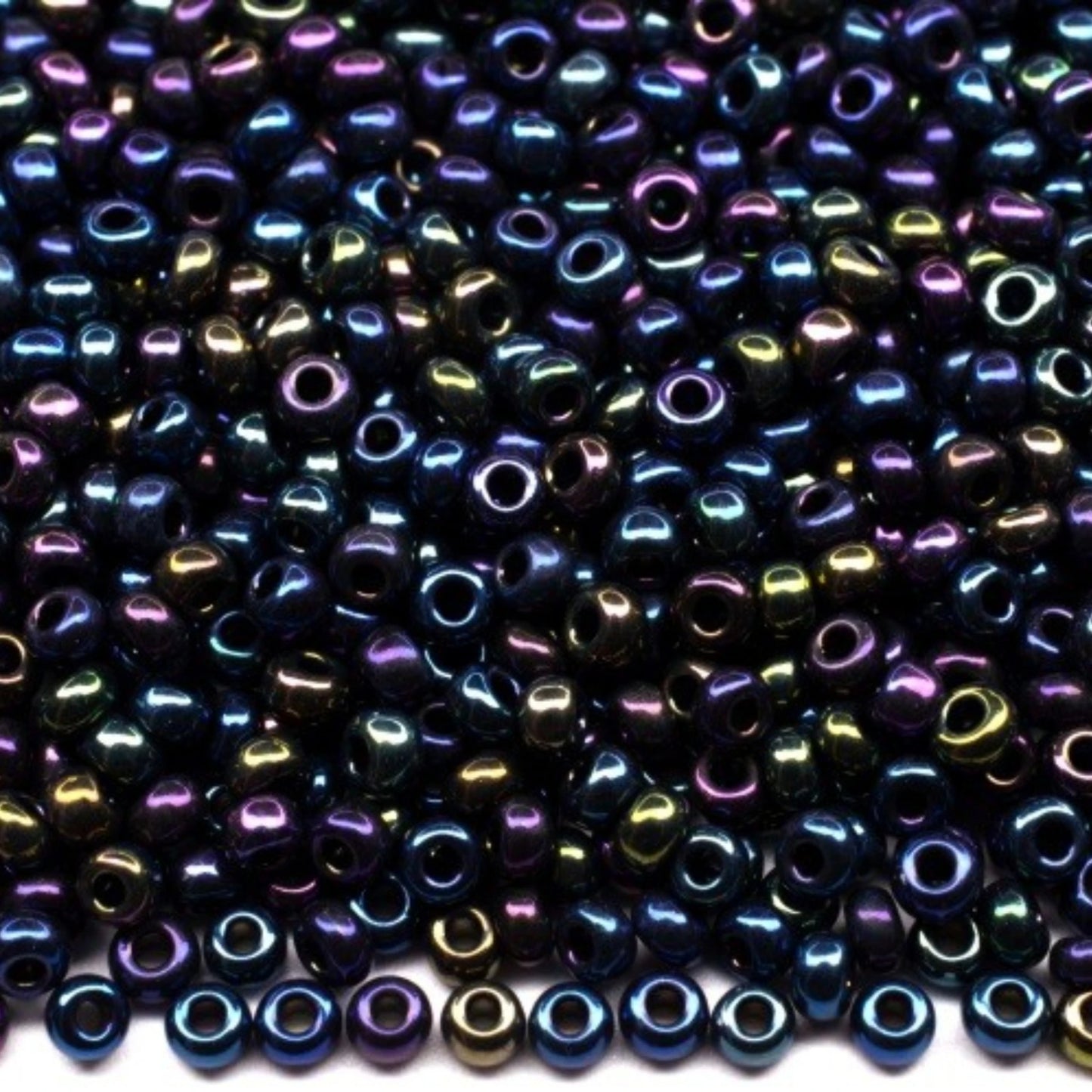 10/0 19135 Preciosa tjeckiska glaspärlor rocaillepärlor 2,3 mm. Bronsblå iris.