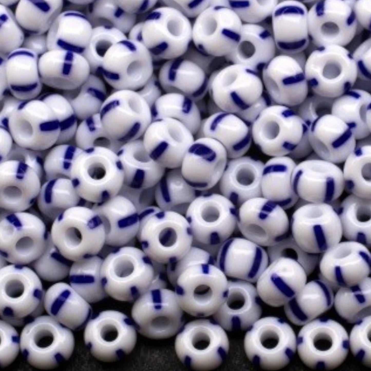 2/0 03330 Preciosa Чешский стеклянный бисер Рокайль 6.1mm. Синие полосы на мелово-белом фоне.