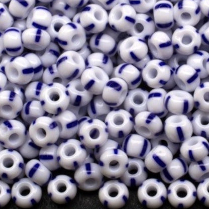 2/0 03330 Preciosa Чешский стеклянный бисер Рокайль 6.1mm. Синие полосы на мелово-белом фоне.