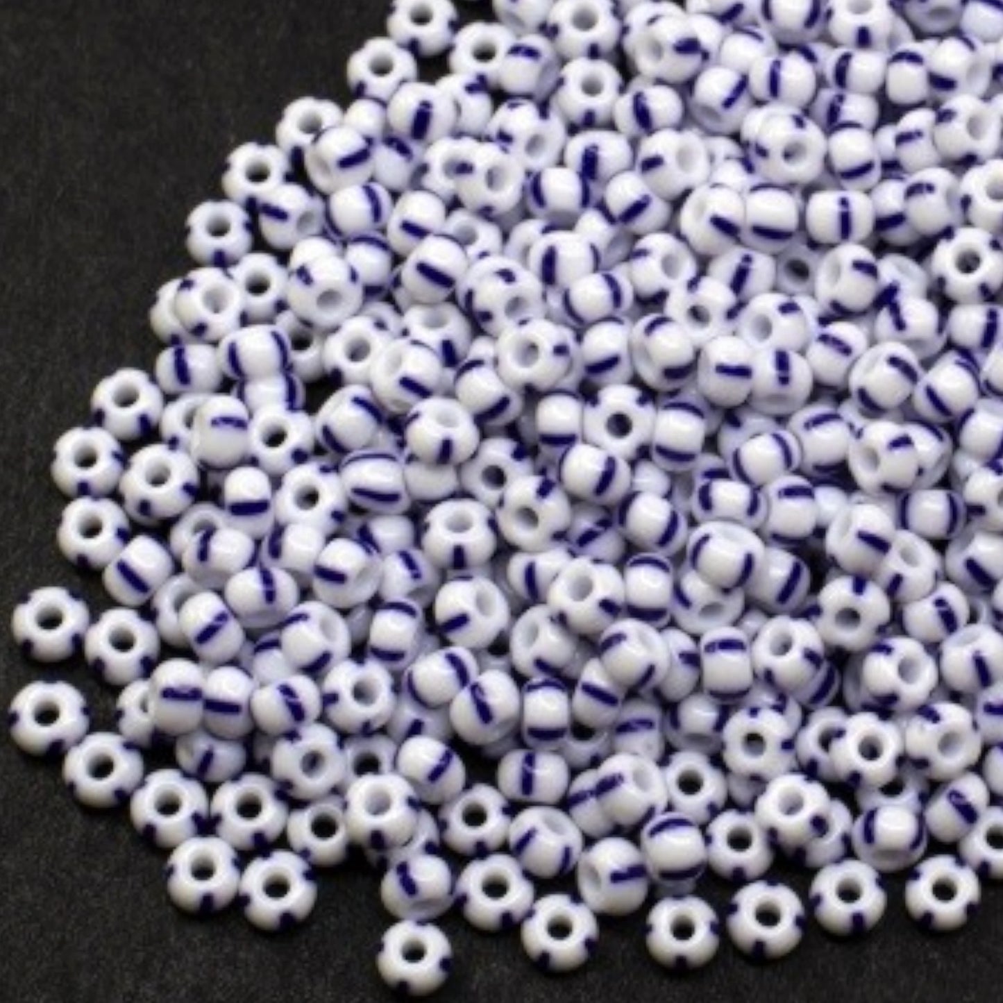 2/0 03330 Preciosa Чешский стеклянный бисер Рокайль 6.1mm. Синие полосы на мелово-белом фоне.