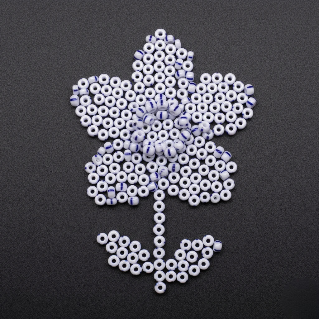 2/0 03330 Preciosa Чешский стеклянный бисер Рокайль 6.1mm. Синие полосы на мелово-белом фоне.